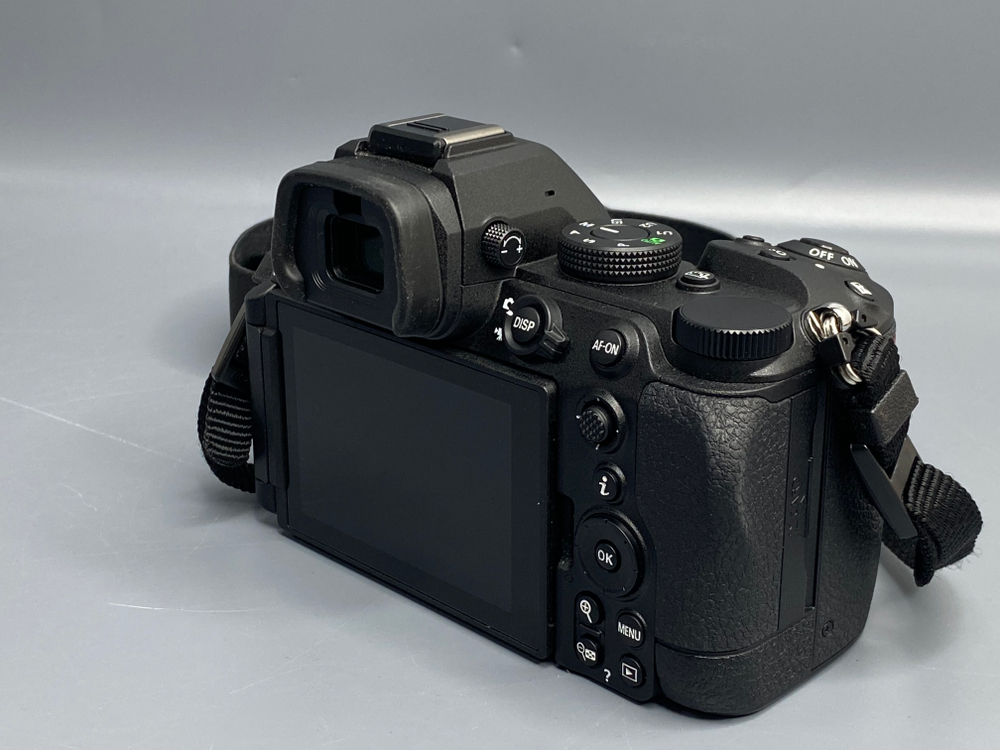 Nikon Z5 II — 850 кадров состояние нового