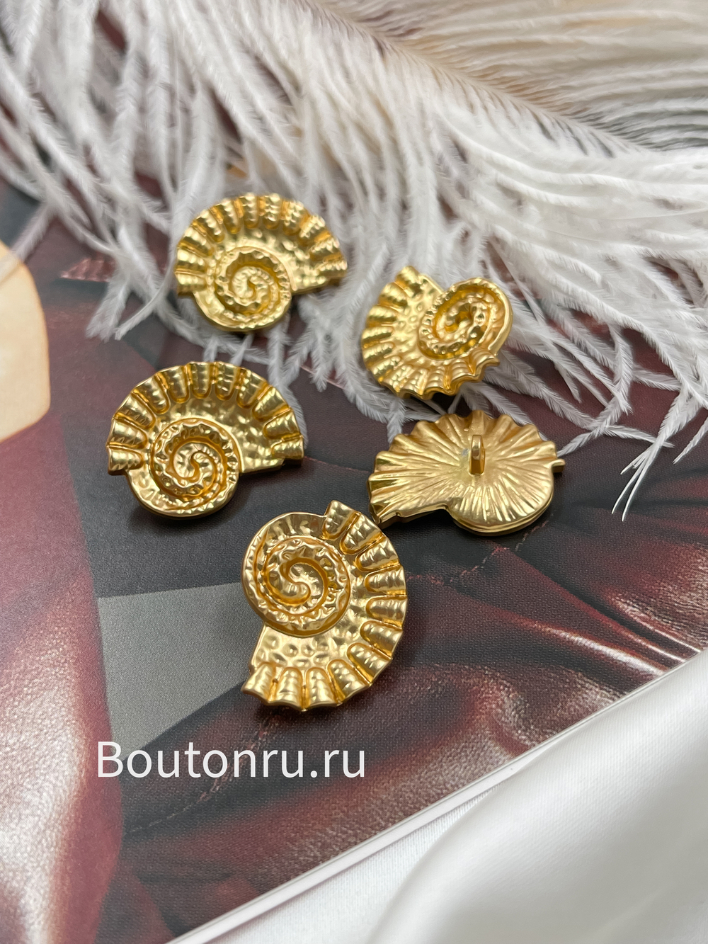 Пуговицы Скиап. в форме ракушки матовое золото