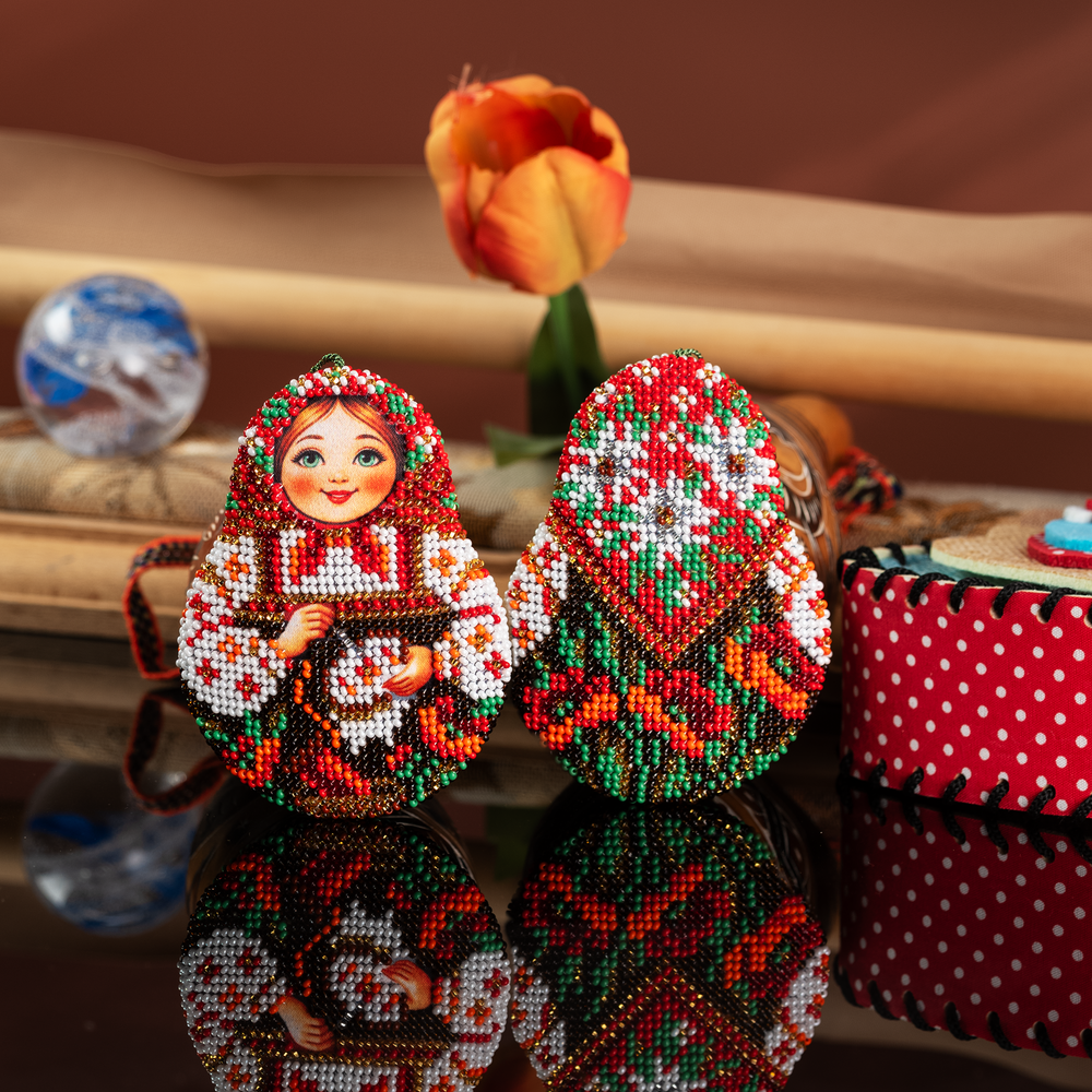 Матрешка Вышивальщица