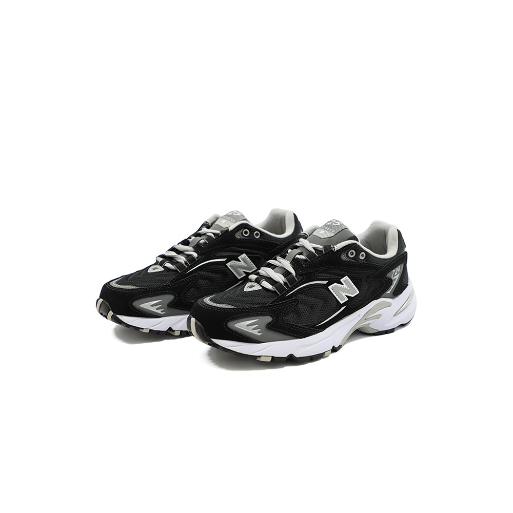 alt="Многослойный дизайн верха New Balance 725R Core Black"