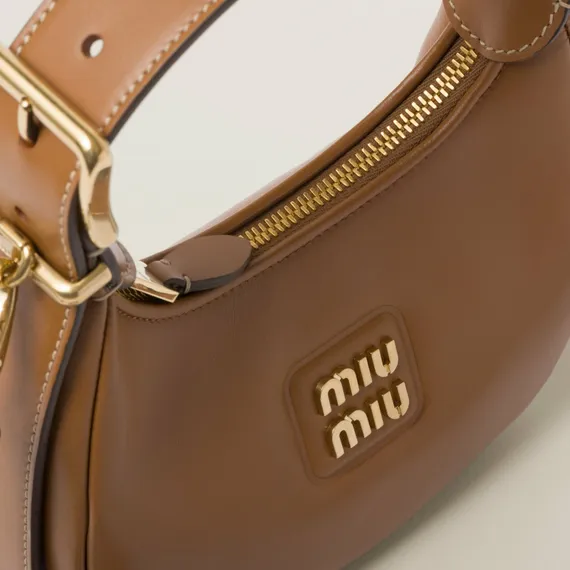 Кожаная женская сумка-хобо Miu Miu коричневый