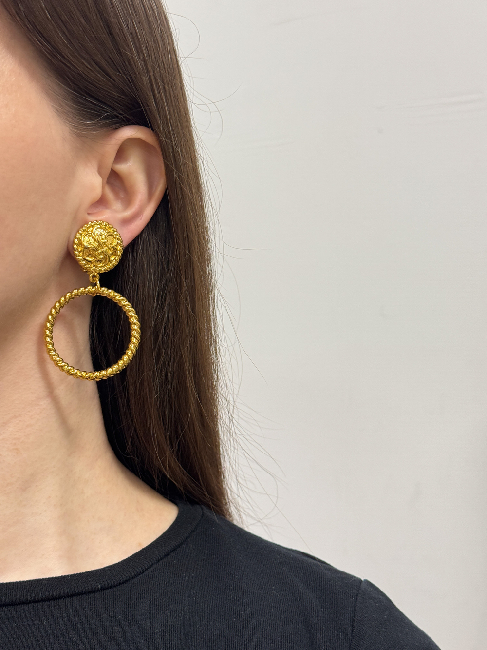 Клипсы Moschino с крупными подвесками