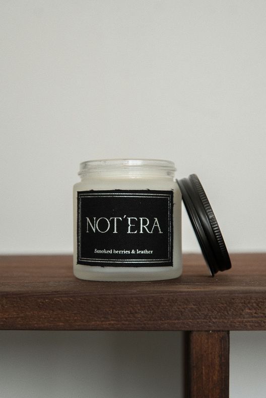 Ароматическая свеча Копчёные ягоды и кожа (Smoked berries & leather), 100 мл / NOTERA