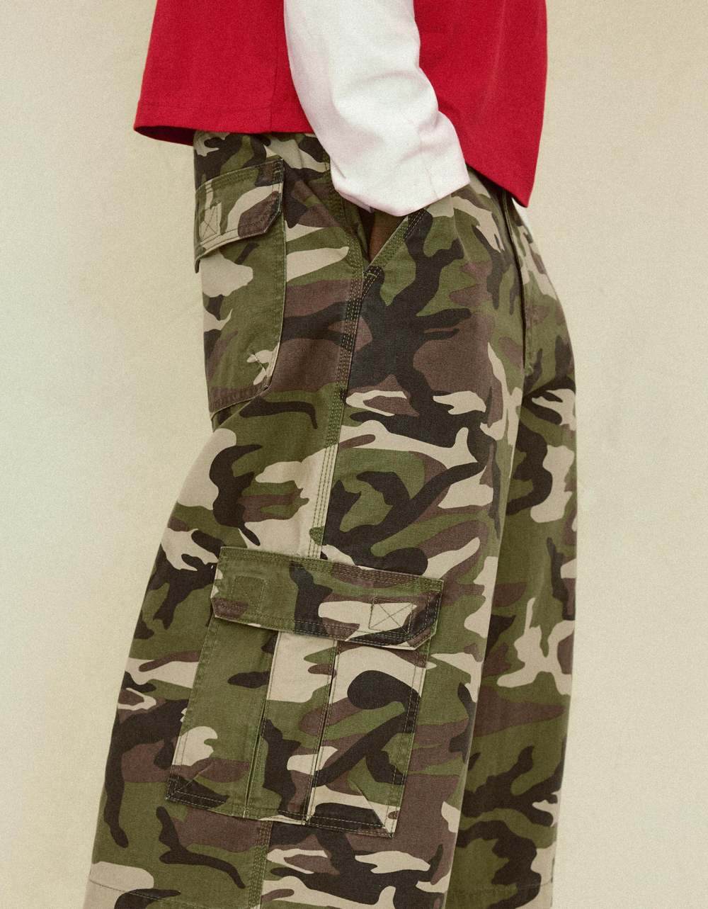 Мужские джинсовые бермуды barrel fit с принтом - BERSHKA