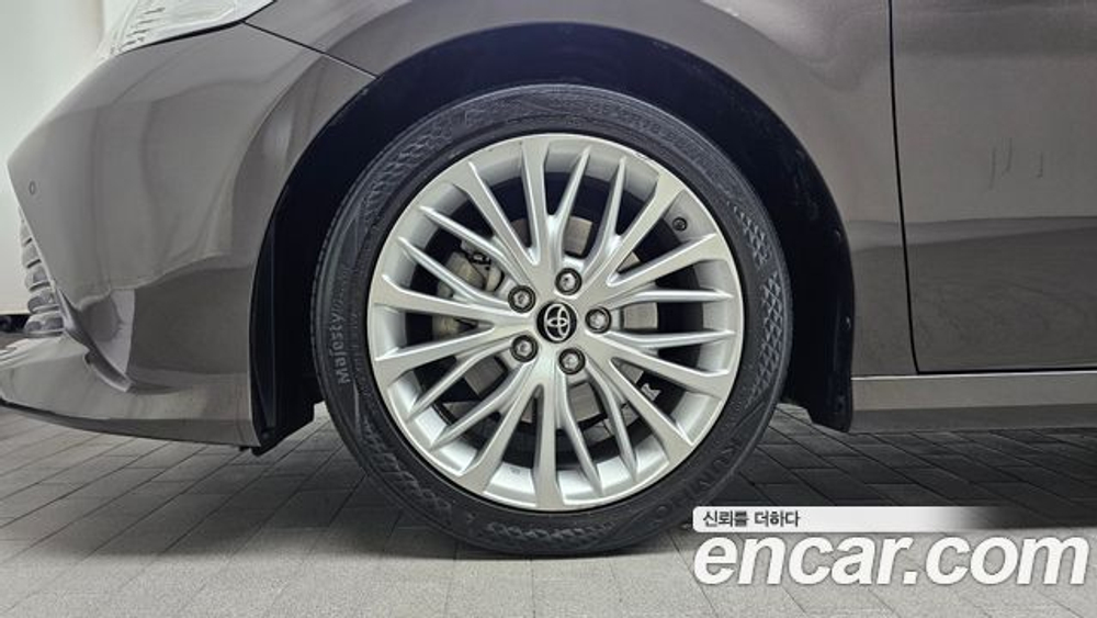 Toyota Camry 2.5 XLE Hybrid — 2018