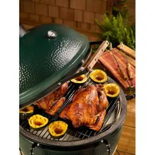 Керамический гриль Big Green Egg XL XLarge (очень большой), 61 см на столе из акации