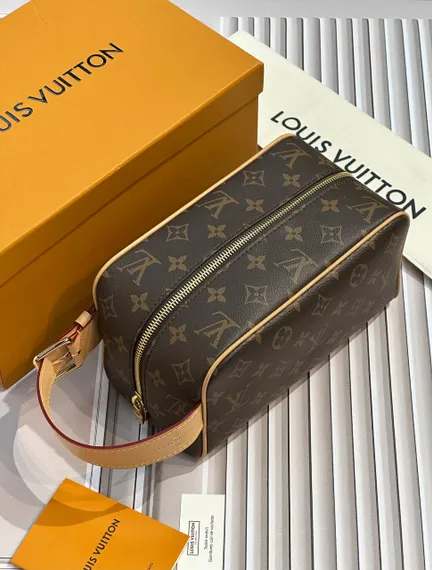 Несессер Louis Vuitton Locker Dopp Kit