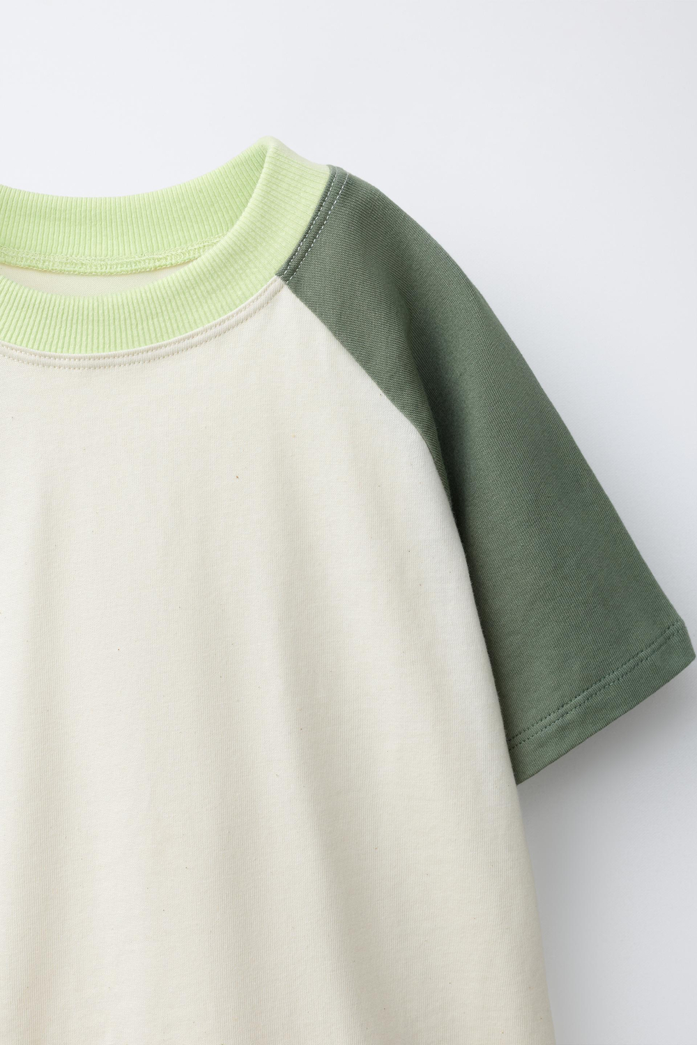 ZARA КОМПЛЕКТ ИЗ ФУТБОЛКИ КОЛОРБЛОК И ШОРТОВ С ВОЛНАМИ, ЗЕЛЕНЫЙ