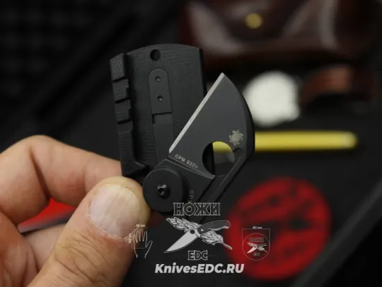 Складной нож Spyderco Dog Tag 188CFBBKP c клинком из стали CPM-S30V, рукоять карбон