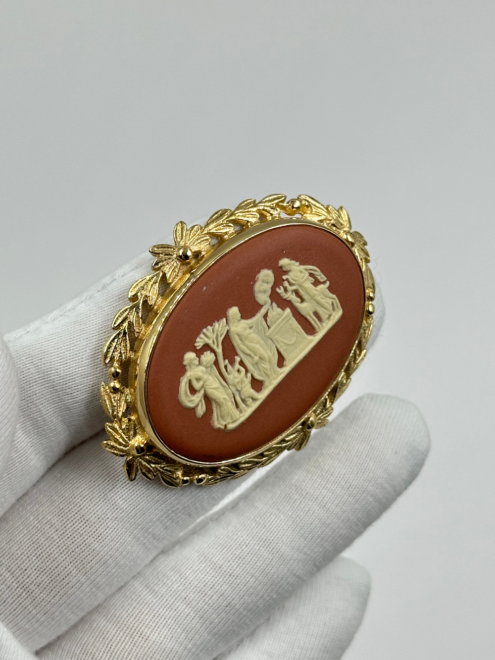 Брошь Wedgwood терракотовая