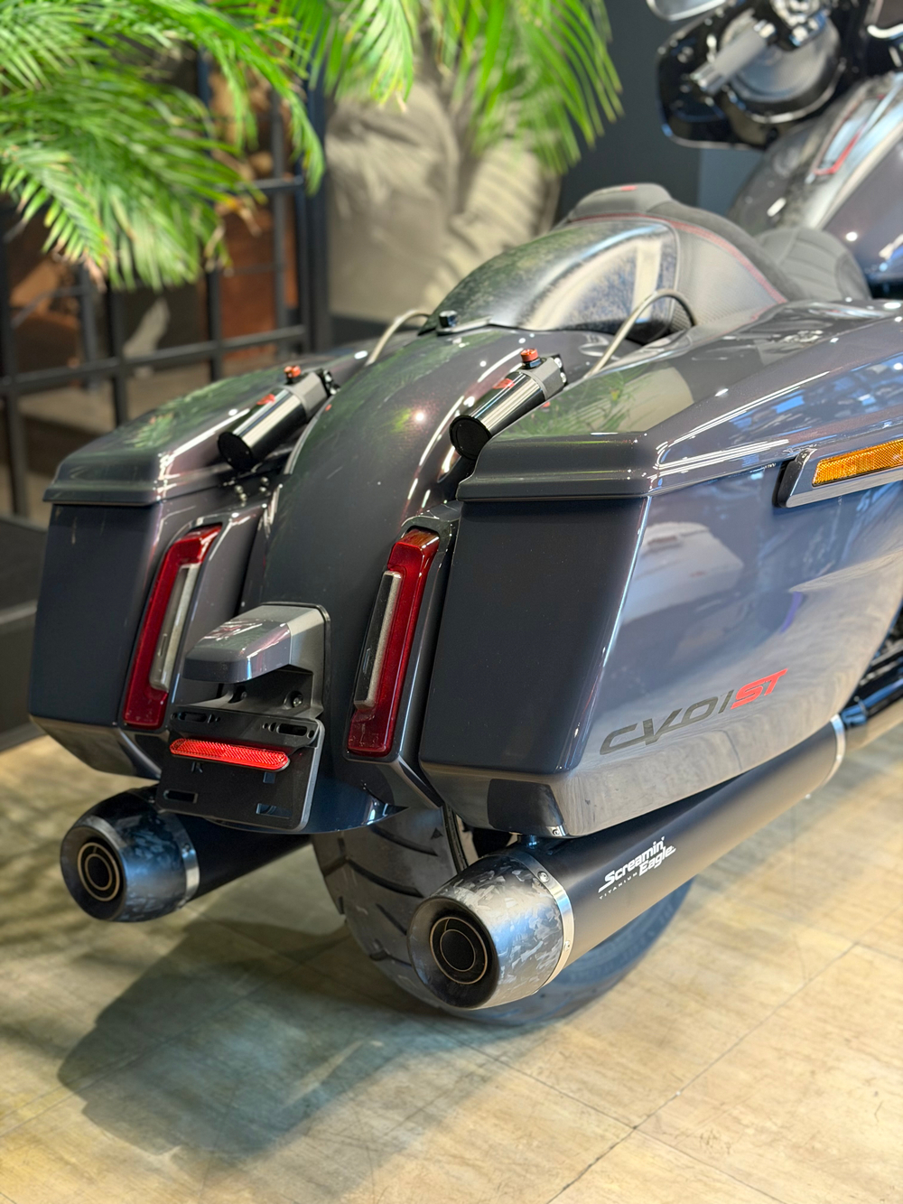 Harley-Davidson CVO Street Glide ST, 2026 "Inferno Gray"