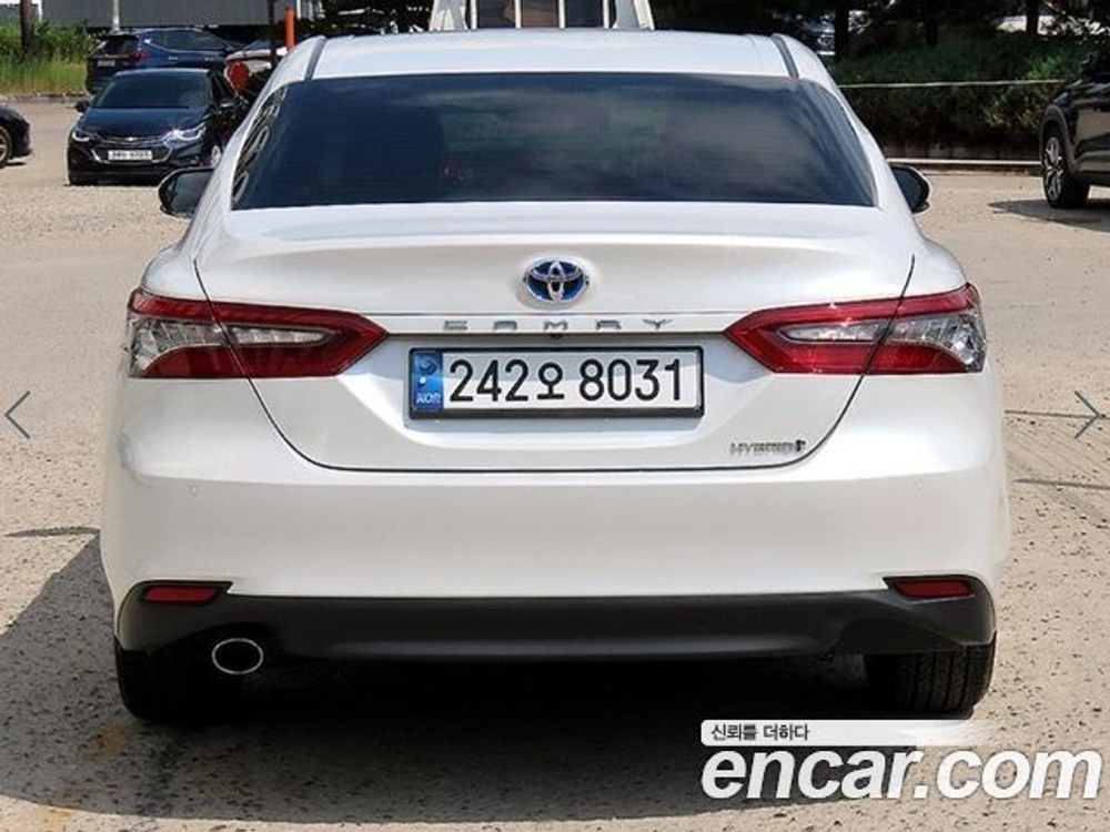 Toyota Camry 2.5 XLE Hybrid — 2024