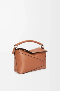 Loewe Маленькая сумка Puzzle Edge из классической телячьей кожи, коричневый