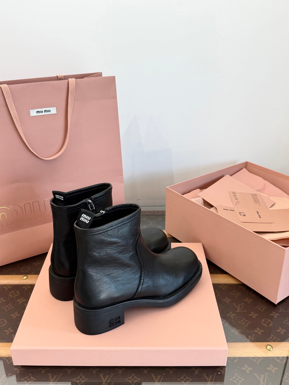 Женские ботильоны Miu Miu на устойчивом каблуке — чёрные — фото 5