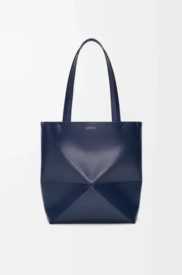 Loewe Средняя складная сумка-тоут Puzzle Fold из блестящей телячьей кожи, темно-синий