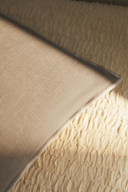 ZARA HOME ЧЕХОЛ НА ПОДУШКУ С ОВЕРЛОКОМ, СЕРОВАТО-КОРИЧНЕВЫЙ