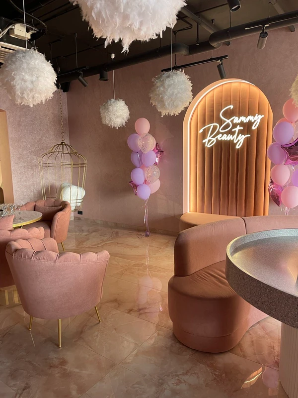 Кресла Одри, банкетки и стеновые панели для шоу-рума Sammy Beauty