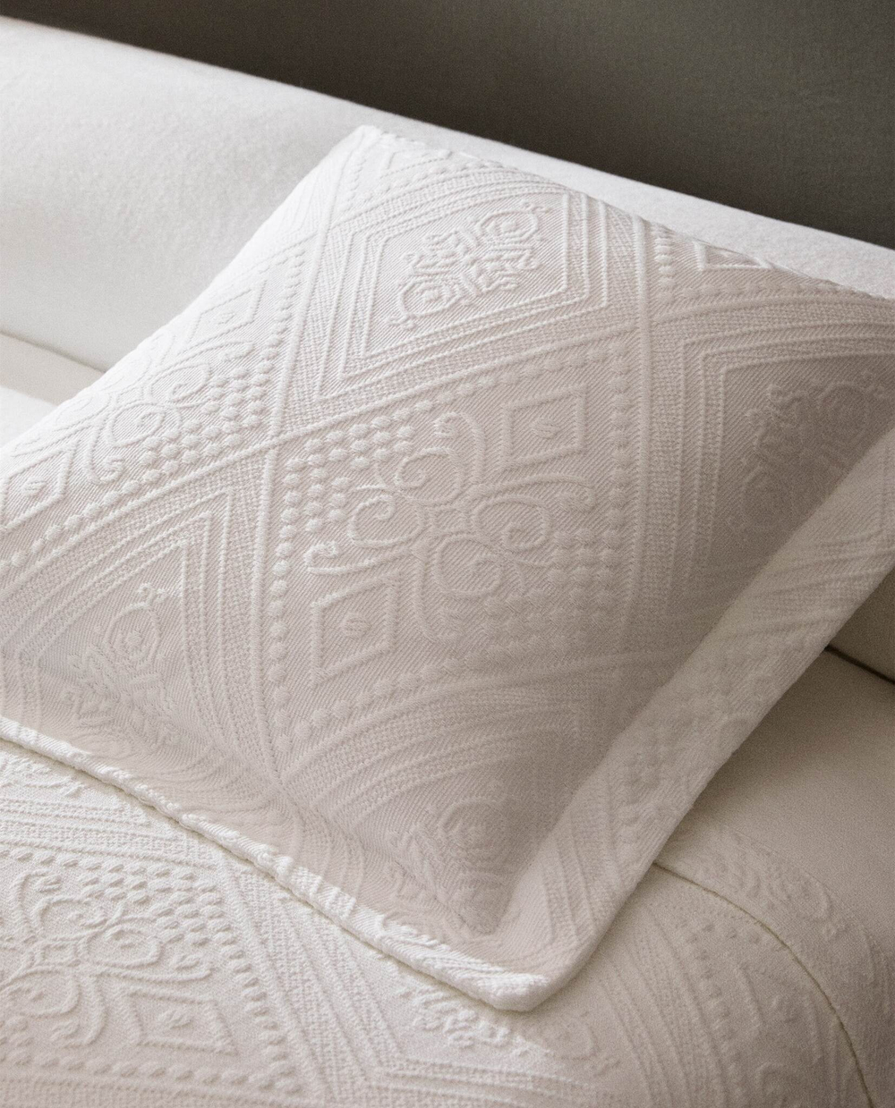 ZARA HOME ХЛОПКОВЫЙ ЧЕХОЛ ДЛЯ ДЕКОРАТИВНОЙ ПОДУШКИ С ГЕОМЕТРИЧЕСКИМ УЗОРОМ, БЕЛЫЙ