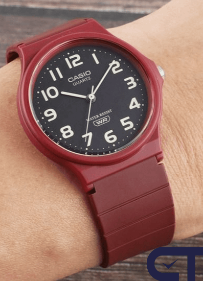 CASIO MQ-24UC-4B — классические аналоговые часы в матовом красном цвете