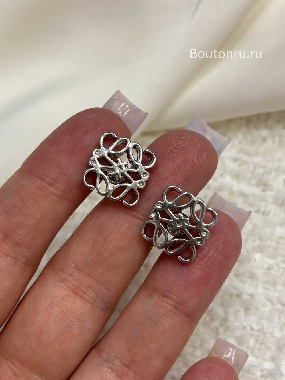 Серьги гвоздики Лоэв. серебристые логотип
