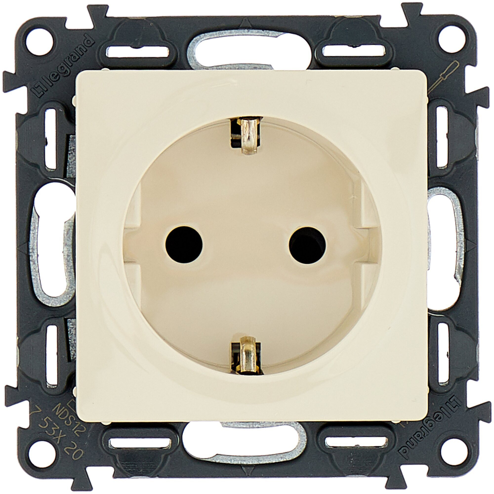 Розетка Legrand 753520 Valena Life, 16 А, с защитной шторкой, с заземлением