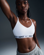Nike Indy с легкой поддержкой Женский спортивный бюстгальтер с вставками и регулируемыми бретелями - NIKE