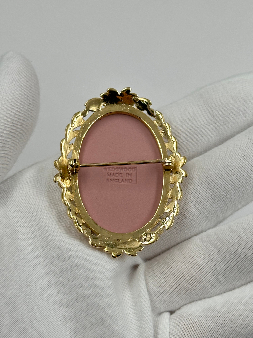 Брошь Wedgwood розовая