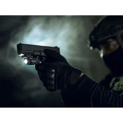 Тактический пистолетный фонарь Armytek Buckler M1 - использование в темноте с пистолетом