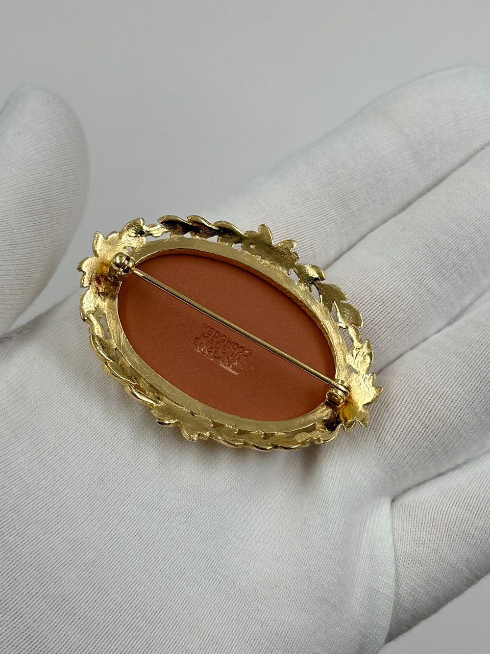 Брошь Wedgwood терракотовая