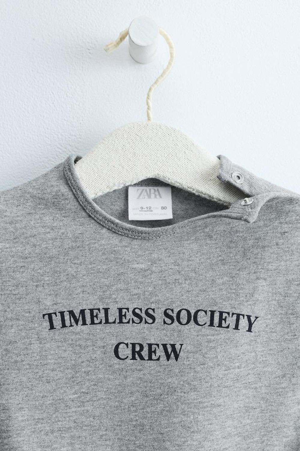 ZARA TIMELESS — БОДИ С ТЕКСТОВЫМ ПРИНТОМ, СЕРЫЙ