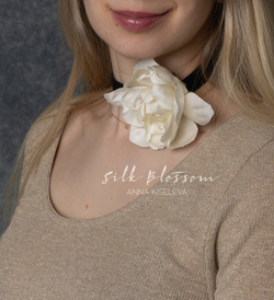 Цветок на чокер Анна Киселева Silk Blossom