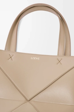 Loewe Мини-сумка Puzzle Fold из блестящей телячьей кожи, песочный