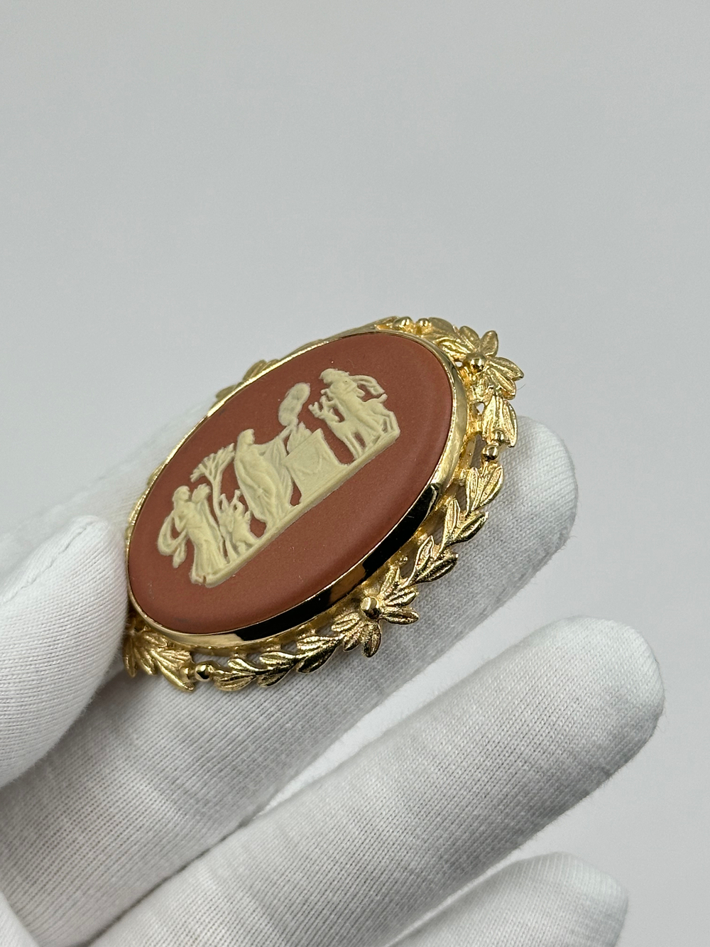 Брошь Wedgwood терракотовая