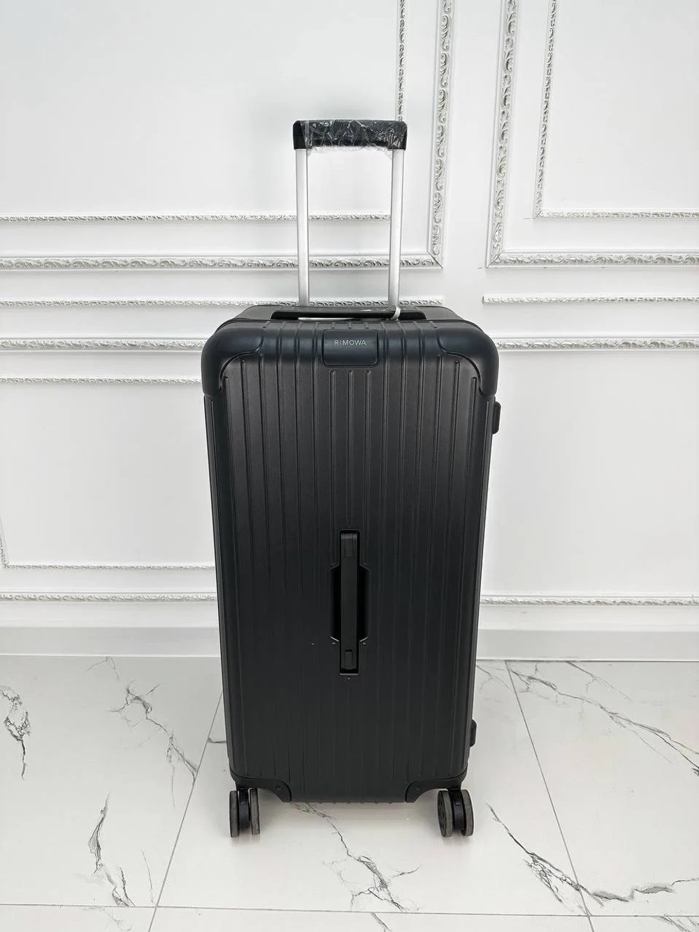 Черный матовый чемодан Rimova Essential Trunk Plus