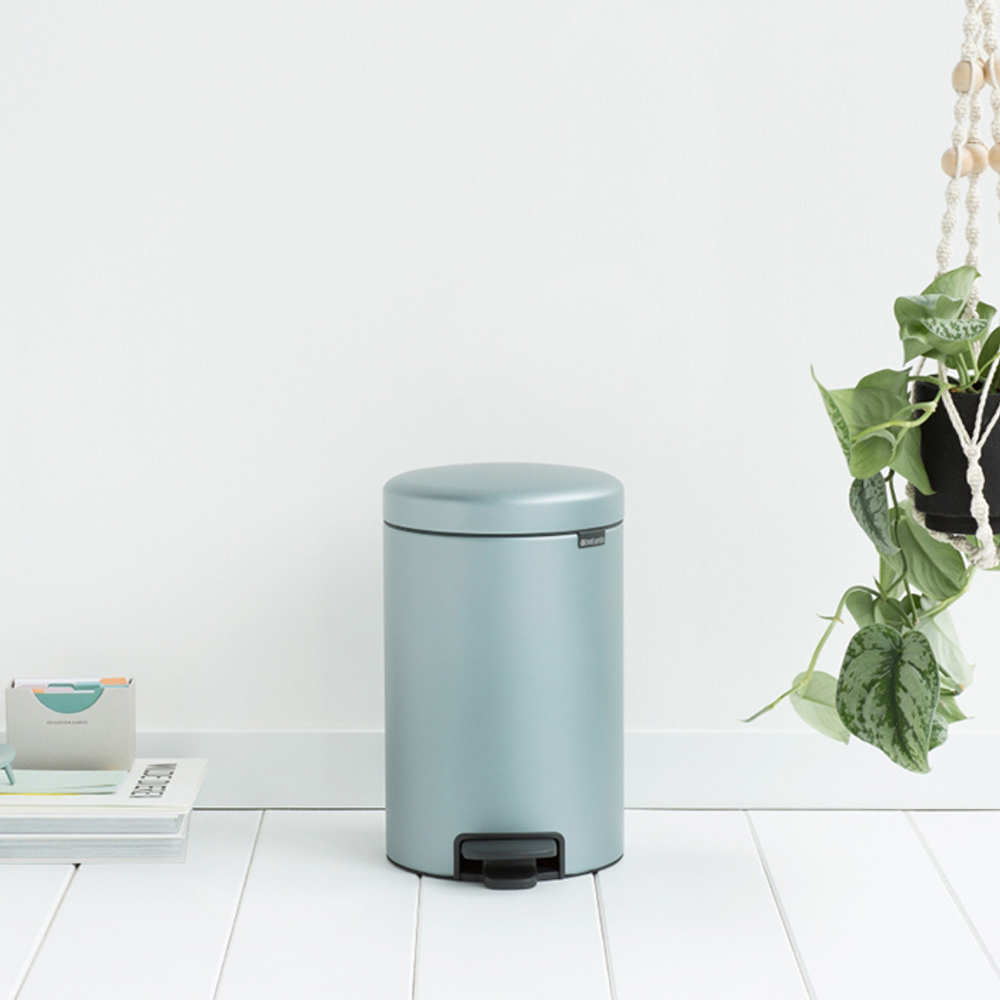 Ведро Brabantia NewIcon 12л мятный металлик в интерьере возле стены