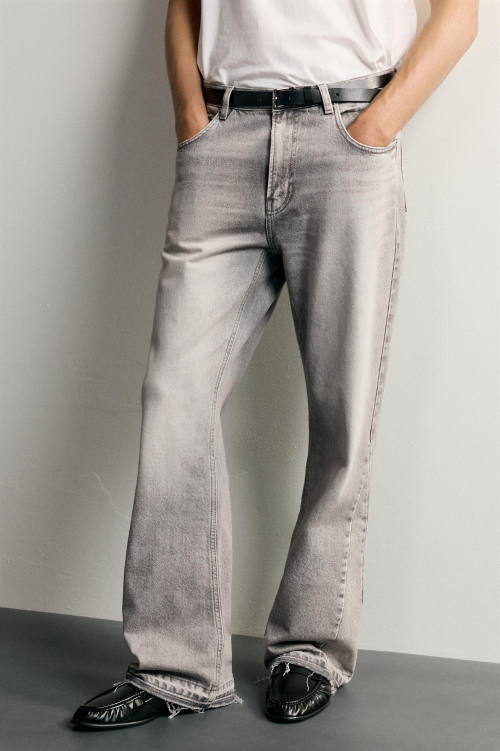 РАСКЛЕШЕННЫЕ ДЖИНСЫ С РАЗРЕЗАМИ — ZARA