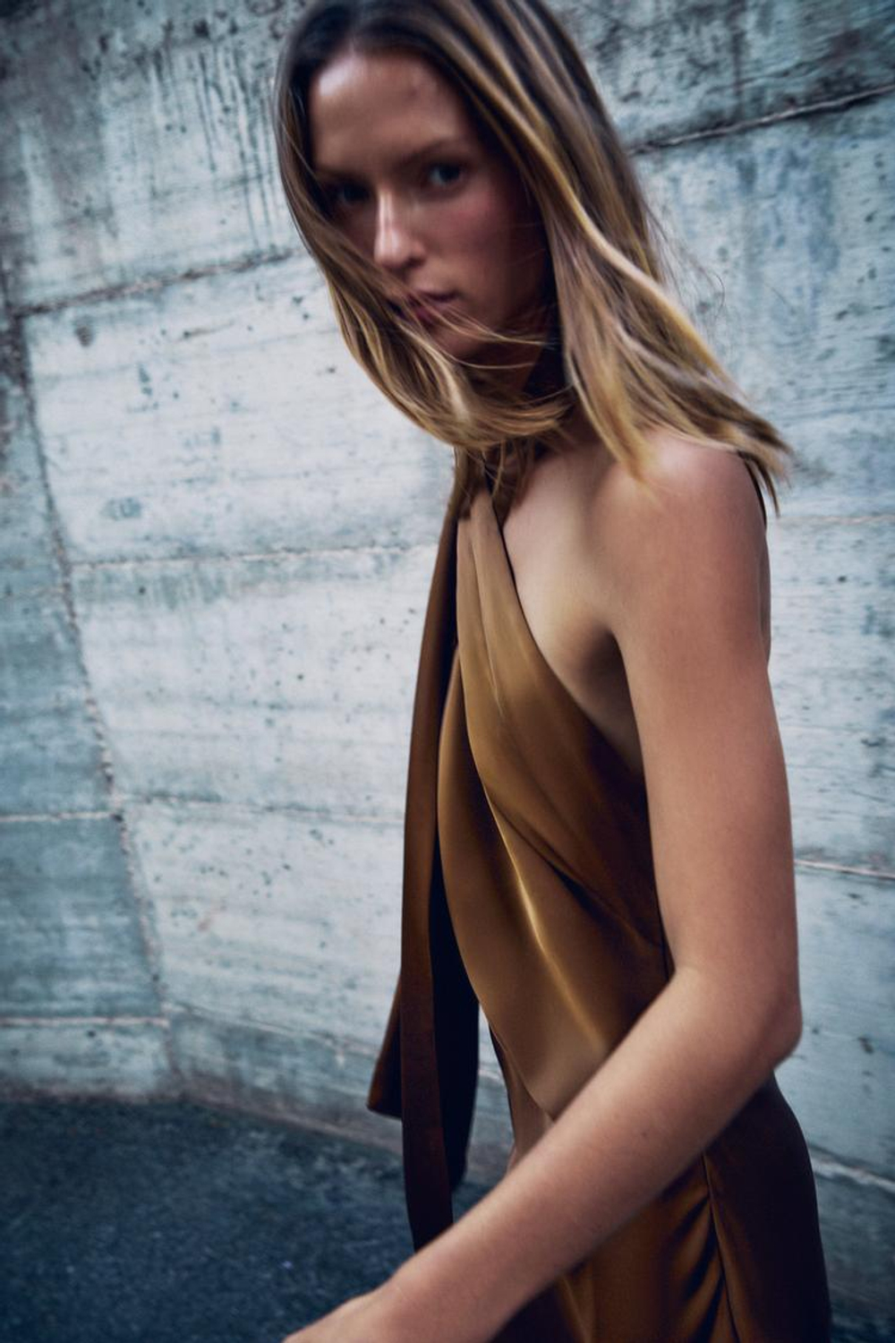 ZARA ПЛАТЬЕ МИДИ ИЗ АТЛАСА, КАРАМЕЛЬНЫЙ