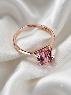 Кольцо Миражи тонкое с розовым кристаллом-кубиком Swarovski