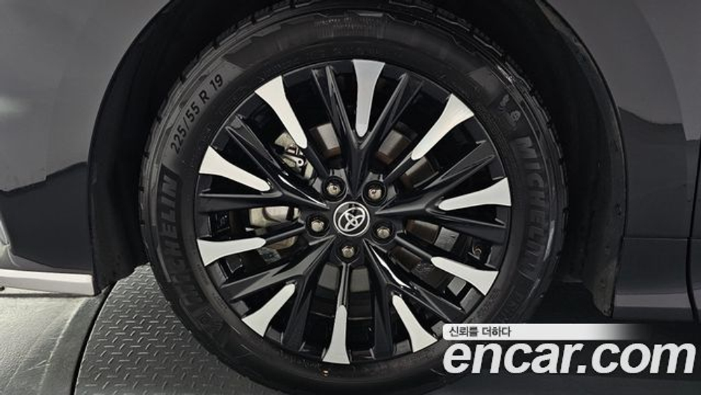 Toyota Alphard 2.5 HEV Executive AWD — 2024