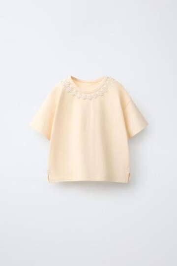 ZARA ФУТБОЛКА С КРУЖЕВНЫМИ МАРГАРИТКАМИ, ЦВЕТ СЛОНОВОЙ КОСТИ