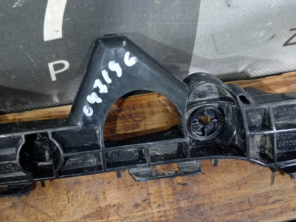 Кронштейн заднего бампера левый Toyota RAV4 IV (XA40) 12-15 Б/У Оригинал 5215642010