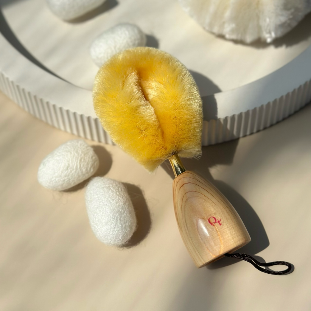 Шелковая щетка для лица из золотого шелка Tomioka Cocoon Golden Silk Brush
