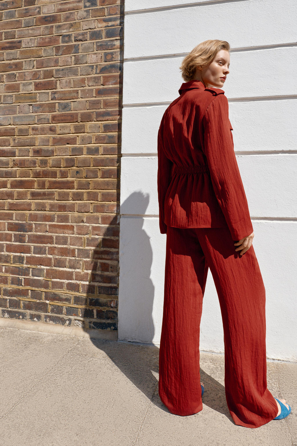 ШИРОКИЕ СТРУЯЩИЕСЯ БРЮКИ — ZARA