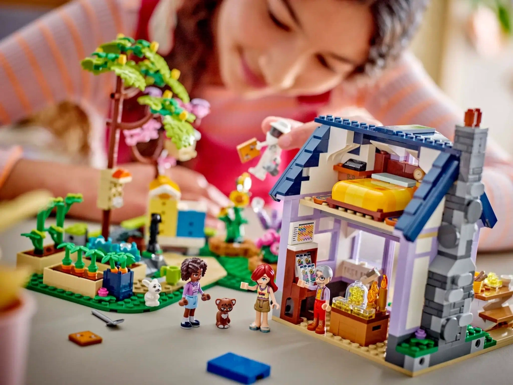 Конструктор LEGO Friends 42669 Домик и цветник пчеловода