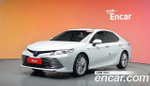 Toyota Camry 2.5 XLE Hybrid — 2019