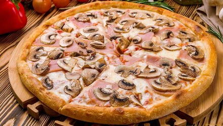 Пицца с ветчиной и грибами
