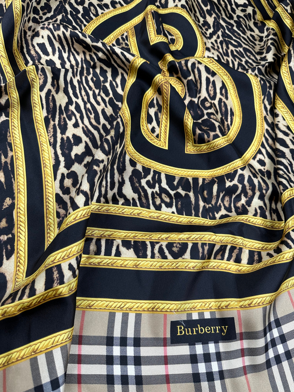 Шёлковый платок Burberry, 90х90см, черный/желтый, не подшитый