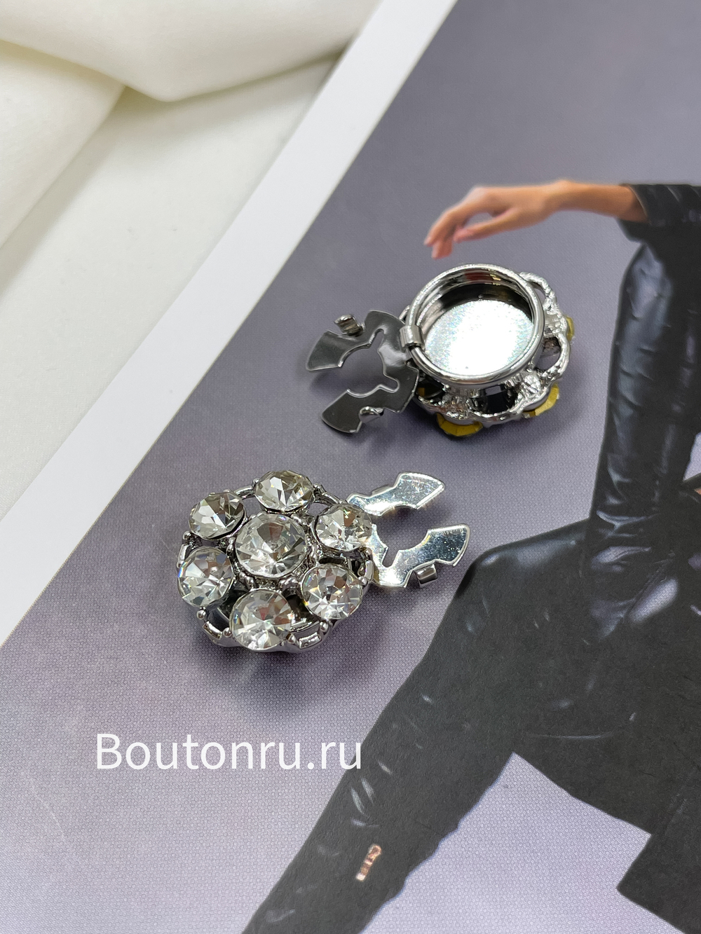 Накладка на пуговицу серебристая круглая в форме цветка