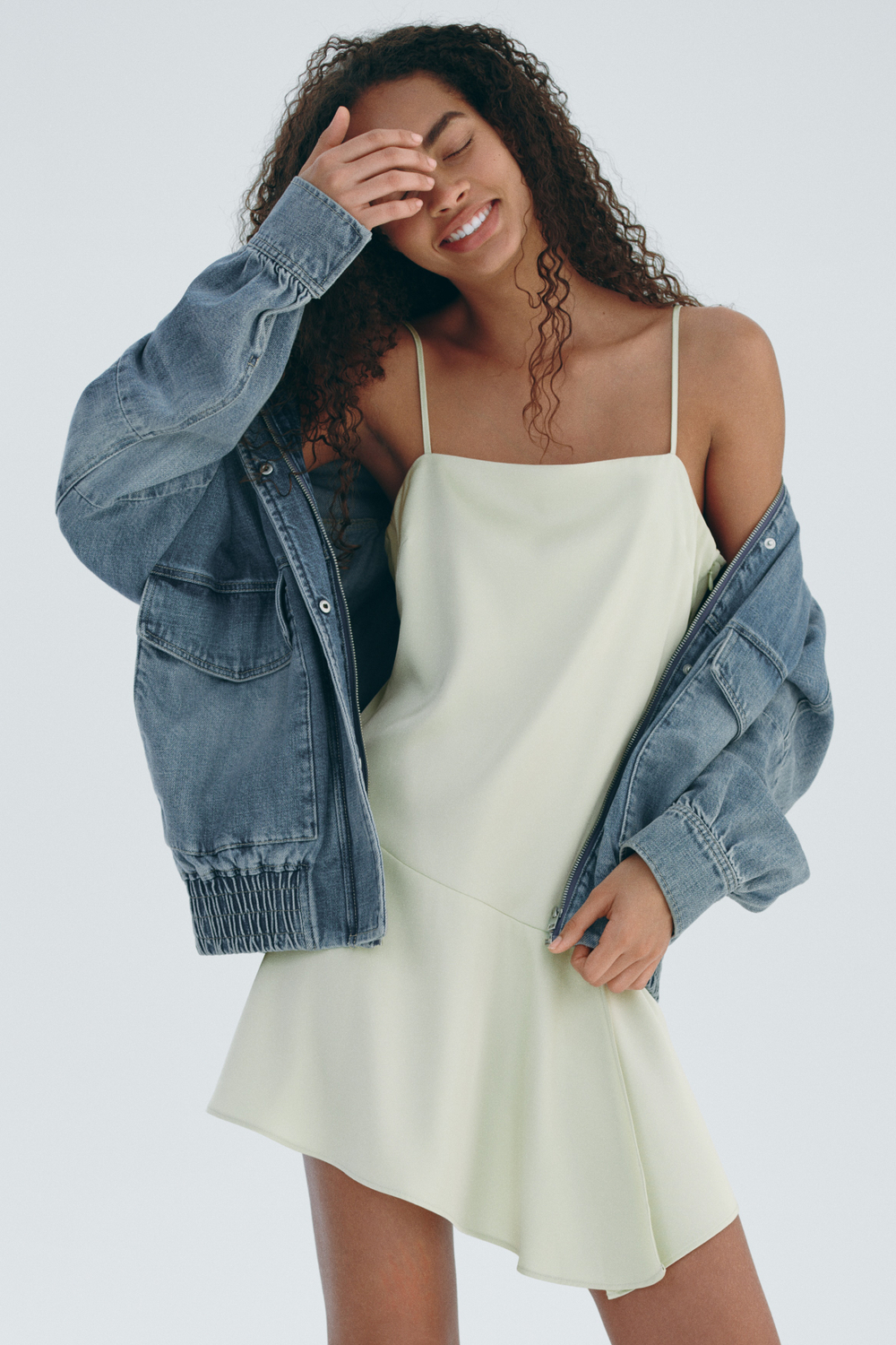 Атласное платье на бретелях — Светло-розовый - H&M