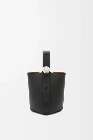 Loewe Мини-сумка-ведро Pebble из мягкой зернистой телячьей кожи, черный